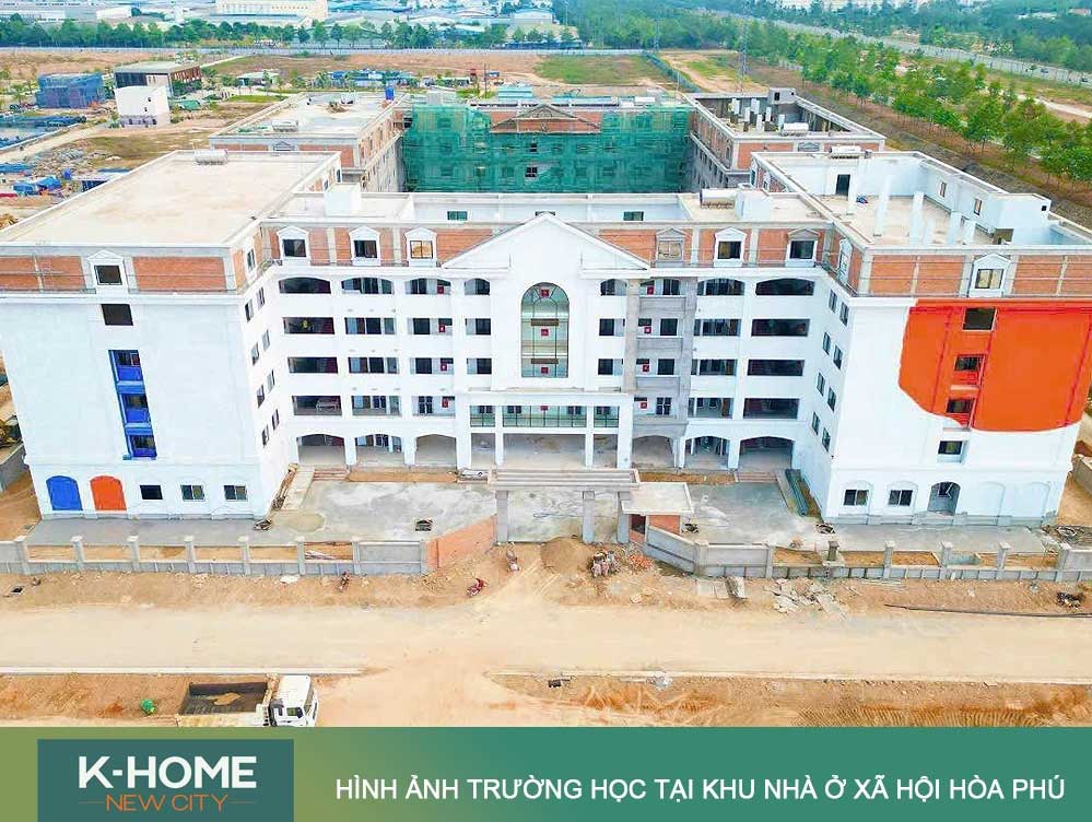 Trường học cập 1 & cấp 2 Elite School chuẩn quốc tế đã xong phần thô, hiện đang lắp kính, sơn và hoàn thiện.